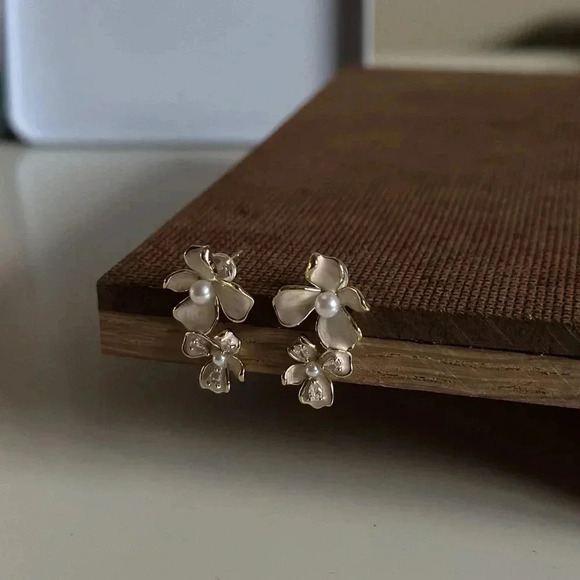 Gradient Double Flower With Pearls Earrings - Picture 1 of 9